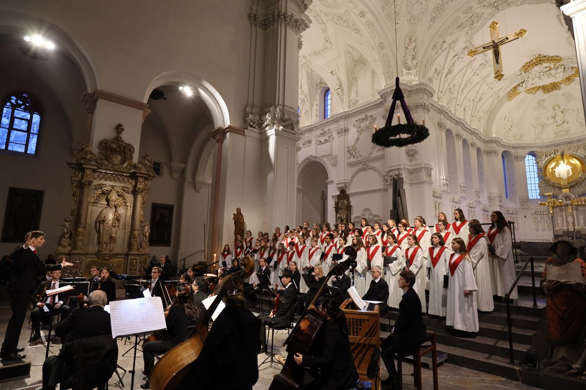 "Weihnachten traditionell" war das Konzert der Mädchenkantorei am Würzburger Dom und des Orchesters Camerata Würzburg unter der Leitung von Domkantor Alexander Rüth am dritten Adventssonntag, 15. Dezember, überschrieben.  "Weihnachten traditionell" war das Konzert der Mädchenkantorei am Würzburger Dom und des Orchesters Camerata Würzburg unter der Leitung von Domkantor Alexander Rüth am dritten Adventssonntag, 15. Dezember, überschrieben.