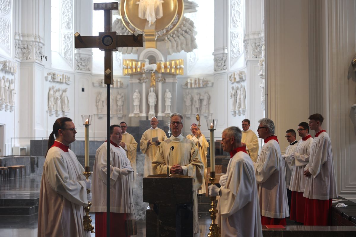 Mit mehr als 400 Ehepaaren, die seit 50, 60, 65 oder 70 Jahren verheiratet sind, hat Weihbischof em. Ulrich Boom am Donnerstagvormittag, 4. Juli, im Würzburger Kiliansdom einen Pontifikalgottesdienst gefeiert.