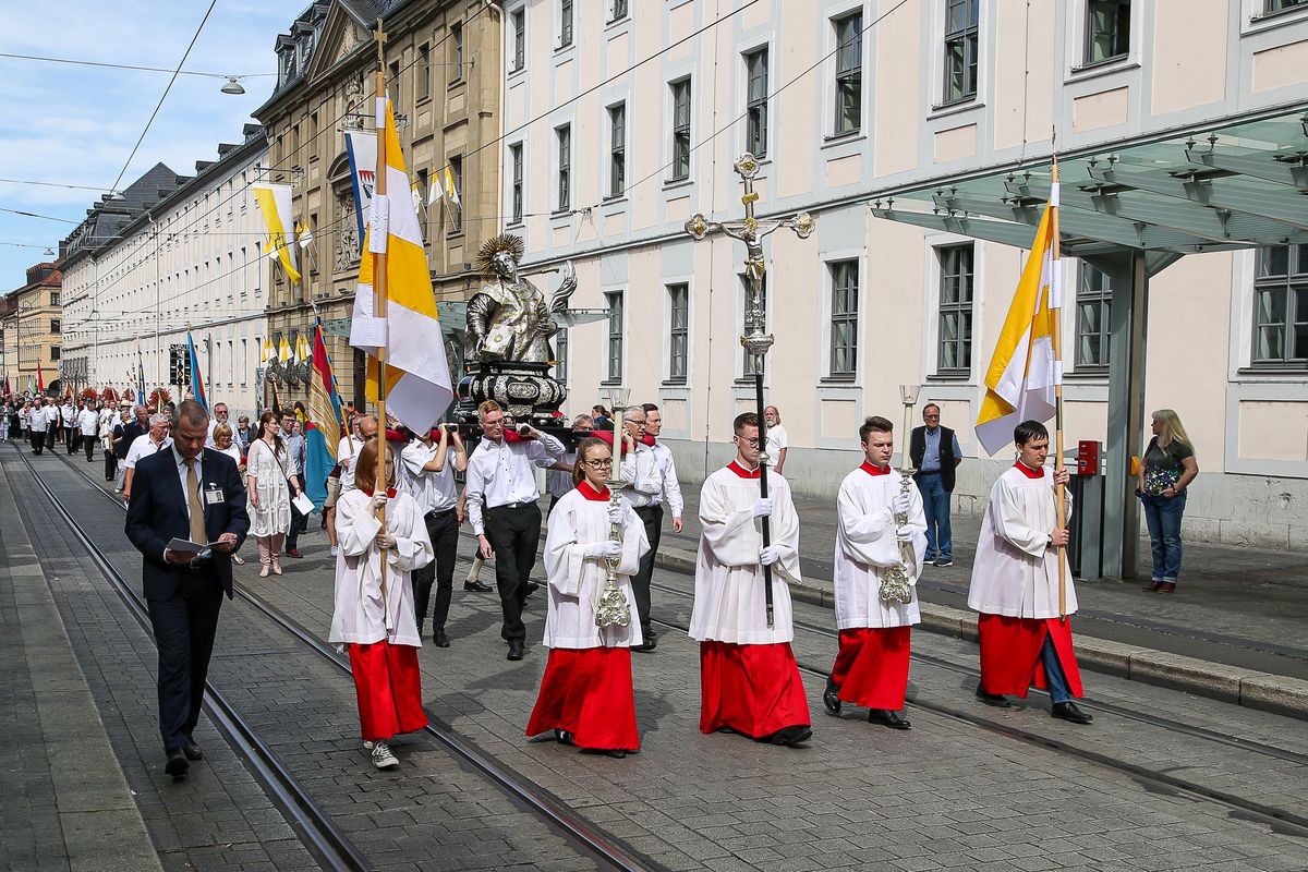 Die Fronleichnamsprozession in Würzburg stand unter dem Motto "Denn Gott hat uns nicht einen Geist der Verzagtheit gegeben, sondern den Geist der Kraft, der Liebe und Besonnenheit".