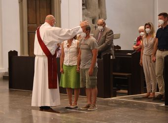 Generalvikar Dr. Jürgen Vorndran feierte am Dienstagabend, 29. Juni, einen Dankgottesdienst mit Ehejubilaren, die 2020 oder 2021 silberne Hochzeit feiern. Im Anschluss hatten die Ehepaare Gelegenheit, sich segnen zu lassen.