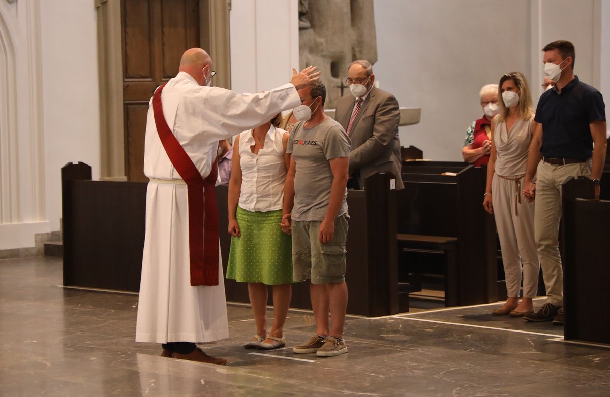 Generalvikar Dr. Jürgen Vorndran feierte am Dienstagabend, 29. Juni, einen Dankgottesdienst mit Ehejubilaren, die 2020 oder 2021 silberne Hochzeit feiern. Im Anschluss hatten die Ehepaare Gelegenheit, sich segnen zu lassen.