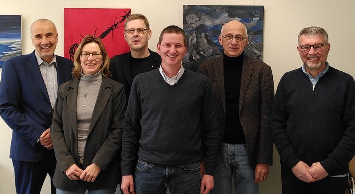 Bei der Sitzung des Vergabeausschusses der Aktion Restcent (von links):  Dr. Martin Schwab (Mitarbeitervertretung Bischöfliches Ordinariat), Sabine Werner (Geschäftsführung Diözesane Arbeitsgemeinschaft der Mitarbeitervertretungen im caritativen Bereich der Diözese Würzburg), Dr. Sebastian Schoknecht (Öffentlichkeitsarbeit Diözesan-Caritasverband), Dominik Fleischmann (Mitarbeitervertretung  Diözesan-Caritasverband), Rainer Jäckel (Mitarbeitervertretung  Diözesan-Caritasverband) und Gemeindereferent Alexander Sitter (Diözesanstelle Weltkirche).