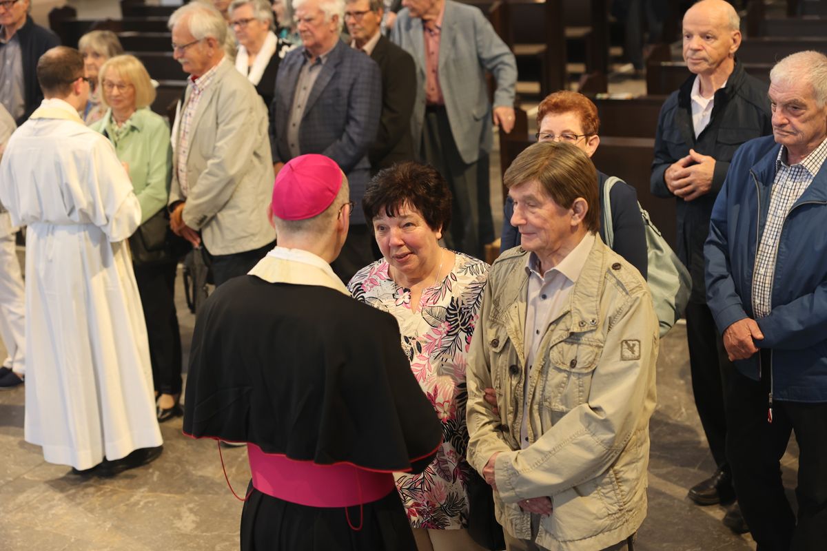 Seelsorgerinnen und Seelsorger spendeten nach dem Gottesdienst den Jubelpaaren individuell den Segen. 