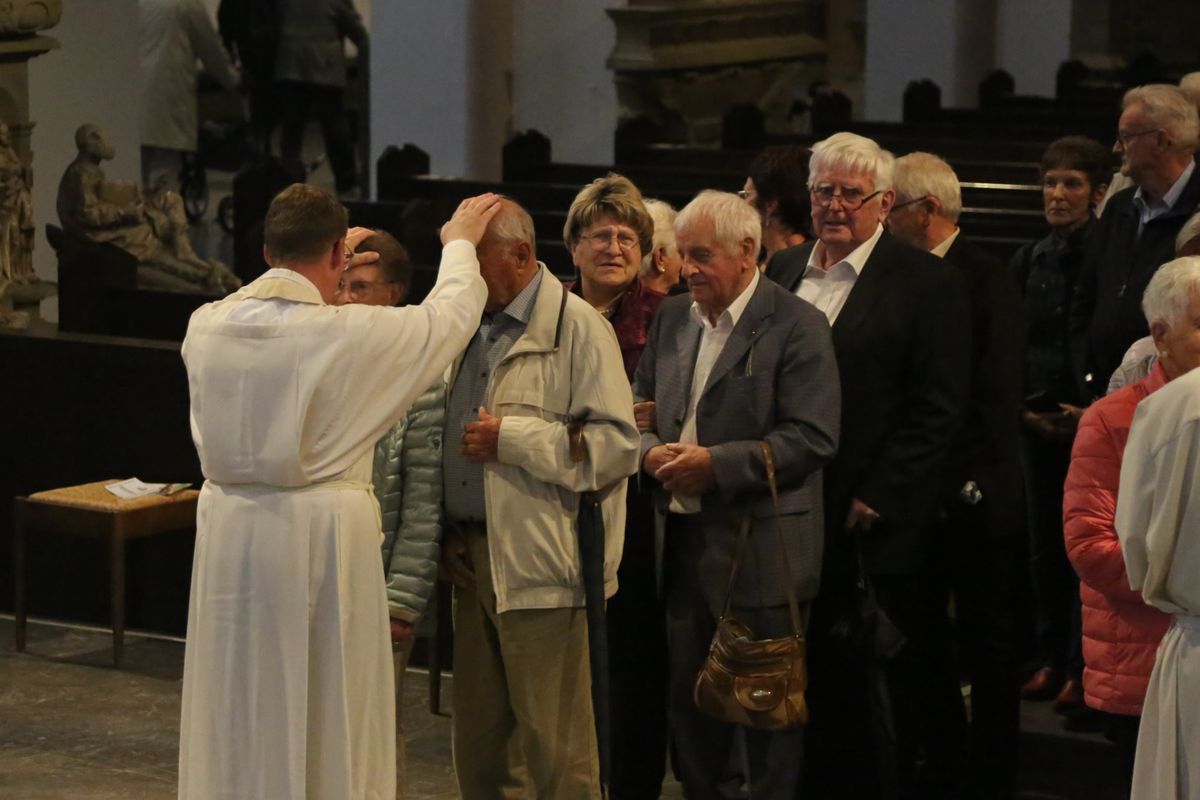 Bischof Dr. Franz Jung hat am Donnerstagnachmittag, 4. Juli, mit etwa 320 Paaren im Kiliansdom ihr goldenes oder diamantenes Ehejubiläum gefeiert.