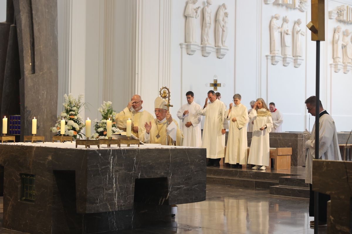 Mit mehr als 400 Ehepaaren, die seit 50, 60, 65 oder 70 Jahren verheiratet sind, hat Weihbischof em. Ulrich Boom am Donnerstagvormittag, 4. Juli, im Würzburger Kiliansdom einen Pontifikalgottesdienst gefeiert.