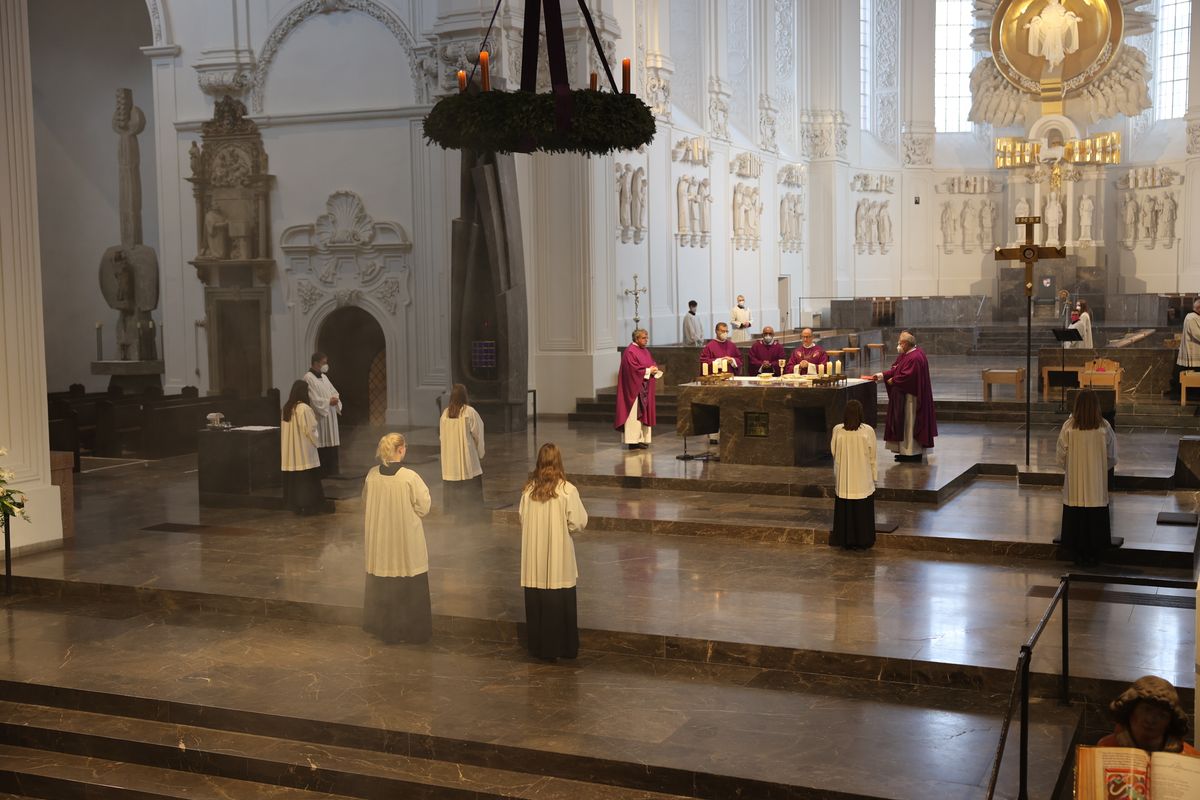 Einen adventlichen Gottesdienst für die Mitarbeitenden von Caritas und Bischöflichem Ordinariat Würzburg hat Bischof Dr. Franz Jung am Donnerstag, 16. Dezember, im Kiliansdom gefeiert.
