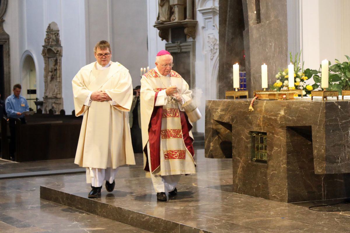 Bei einem Pontifikalgottesdienst am Samstag, 17. Oktober, hat Weihbischof Ulrich Boom im Würzburger Kiliansdom Uwe Becker zum Ständigen Diakon geweiht.