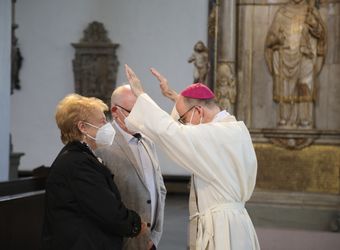 Bischof Dr. Franz Jung segnete nach dem Gottesdienst die Ehejubilare.