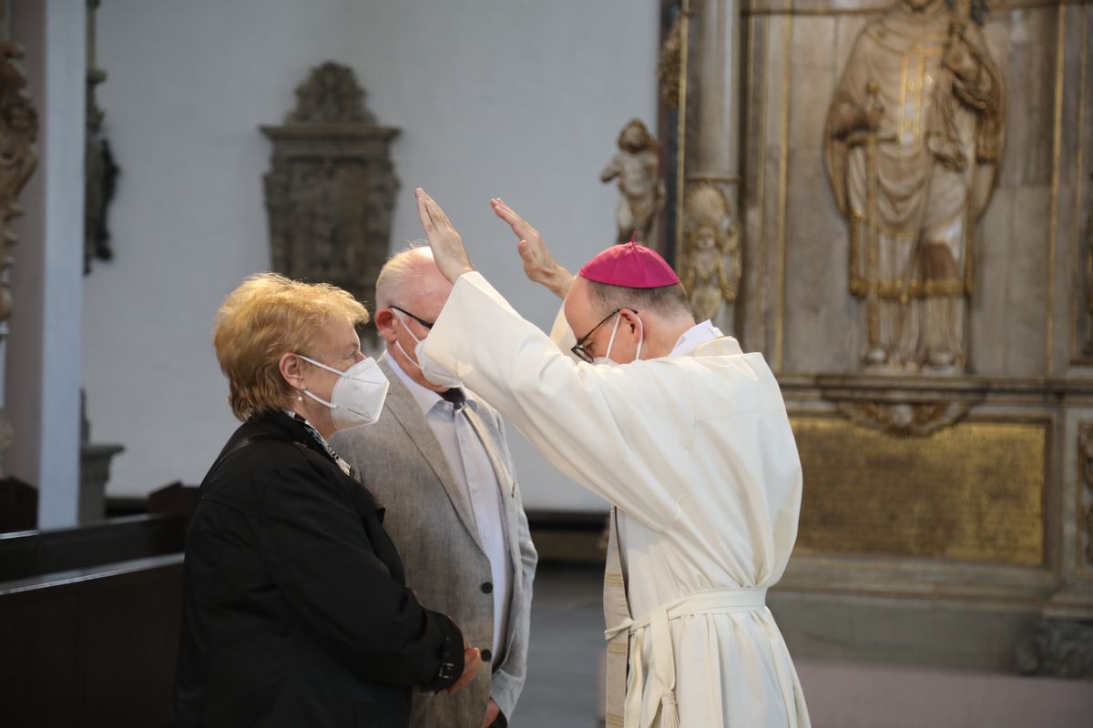 2721/0630_Ehejubilare mit Bischof Franz Jung_28213 Bischof Dr. Franz Jung segnete nach dem Gottesdienst die Ehejubilare.