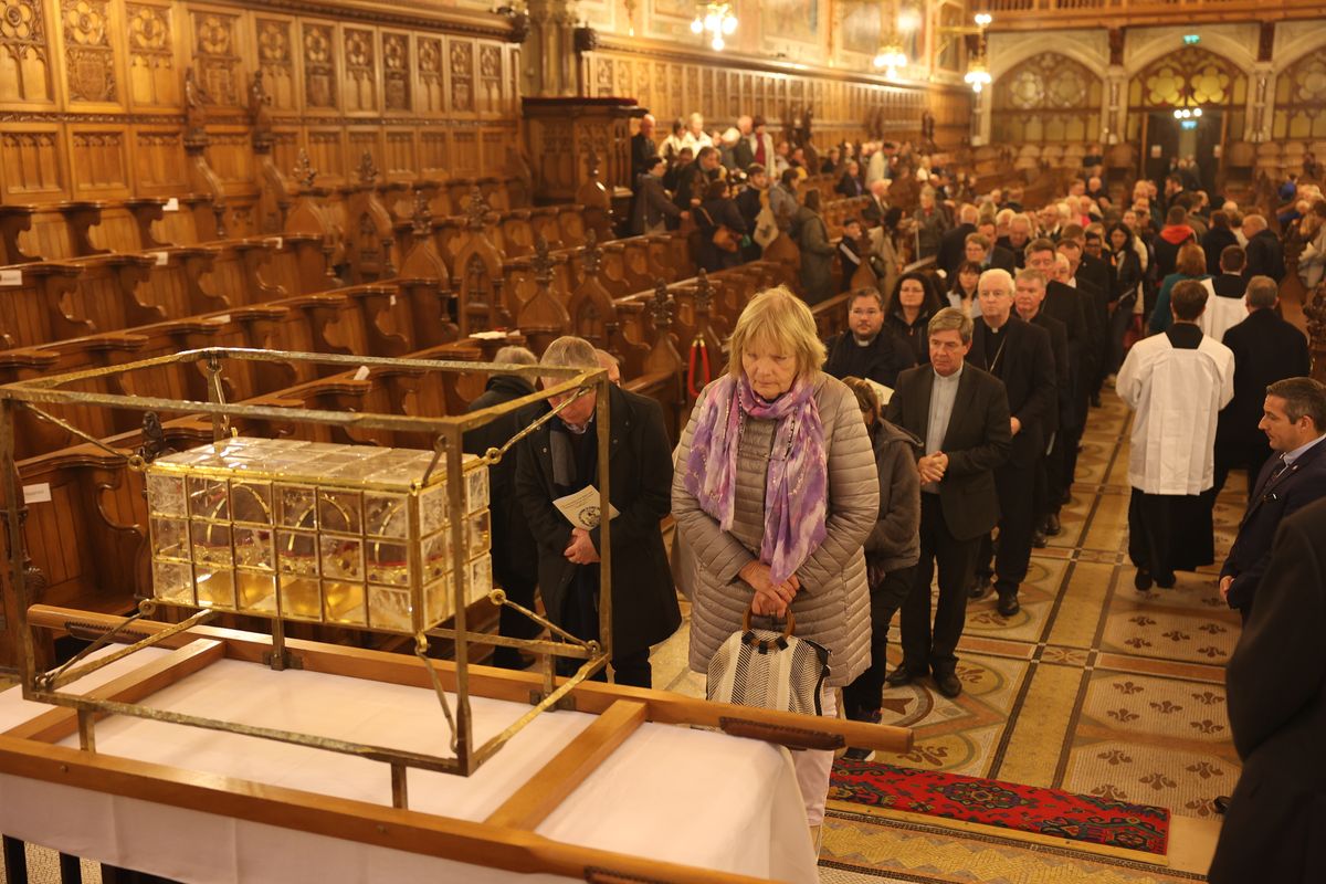 Fast eine halbe Stunde lang verehrten Gläubige aus Deutschland und Irland die Reliquien der Frankenapostel Kilian, Kolonat und Totnan.