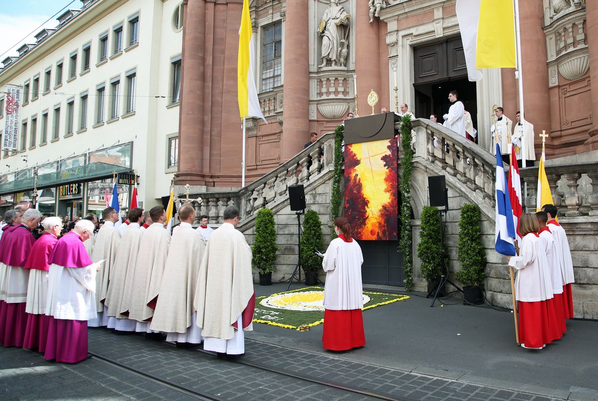 Die Fronleichnamsprozession in Würzburg stand unter dem Motto "Denn Gott hat uns nicht einen Geist der Verzagtheit gegeben, sondern den Geist der Kraft, der Liebe und Besonnenheit".