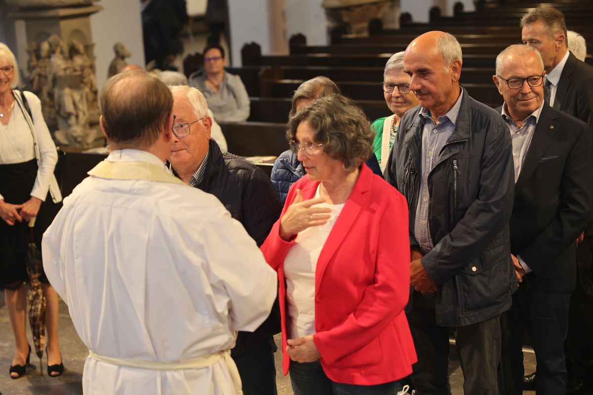 Seelsorgerinnen und Seelsorger spendeten nach dem Gottesdienst den Jubelpaaren individuell den Segen. 
