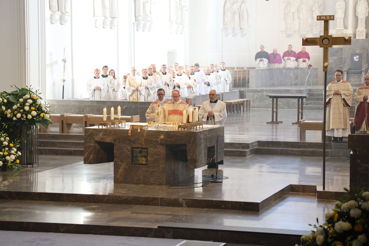 Bei einem feierlichen Gottesdienst im Würzburger Kiliansdom weihte Bischof Dr. Franz Jung Bertram Ziegler zum Diakon. Zahlreiche Verwandte, Freunde und Wegbegleiter des Priesterseminaristen nahmen an der Feier teil.