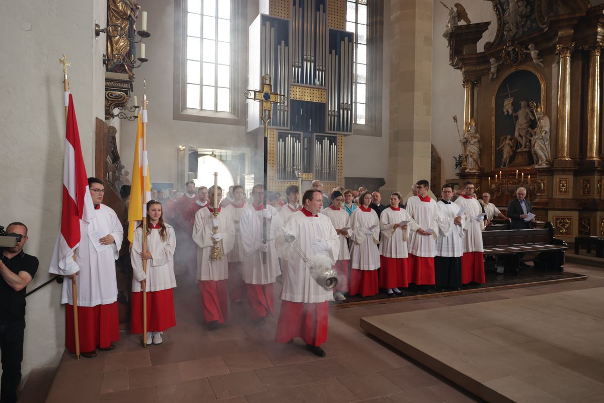 Mit einer Reliquienprozession von Sankt Burkard über die Alte Mainbrücke und einem Pontifikalgottesdienst im Kiliansdom ist am Sonntag, 6. Juli, die Kiliani-Wallfahrtswoche 2025 eröffnet worden.