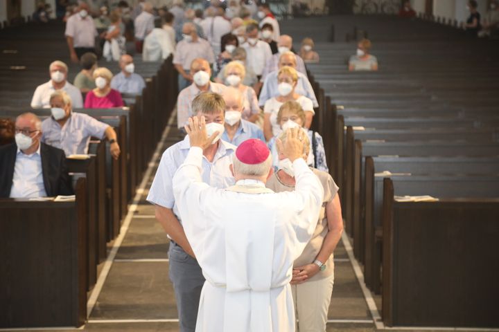 Weihbischof Ulrich Boom feierte am Montagnachmittag, 26. Juni, einen Gottesdienst für Ehepaare, die 2020 oder 2021 ihr goldenes, diamantenes oder eisernes Ehejubiläum hatten. Im Anschluss konnten sich die Paare segnen lassen.
