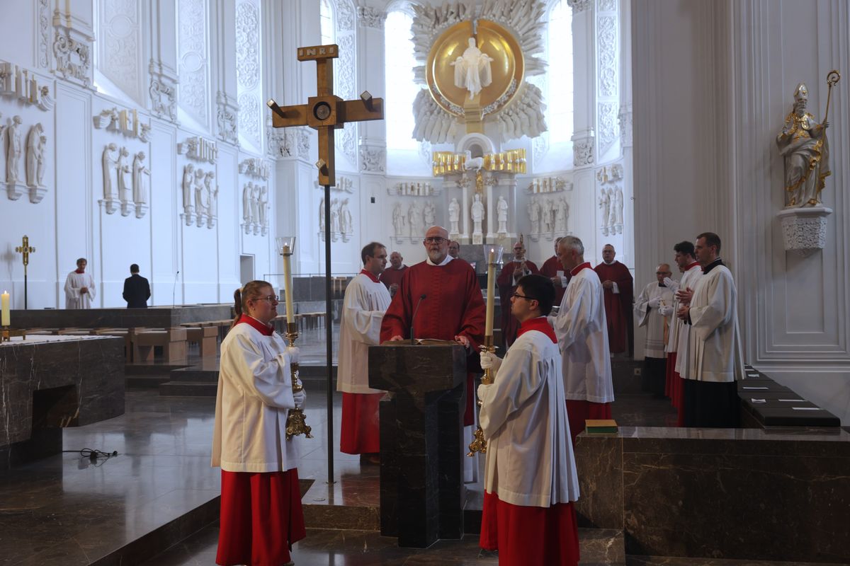 Mit Priestern, Diakonen und hauptamtlichen Mitarbeitenden hat Bischof Dr. Franz Jung am Dienstag, 8. Juli, einen Kiliani-Gottesdienst im Kiliansdom gefeiert. Eine Begegnung im Kilianeum schloss sich an.