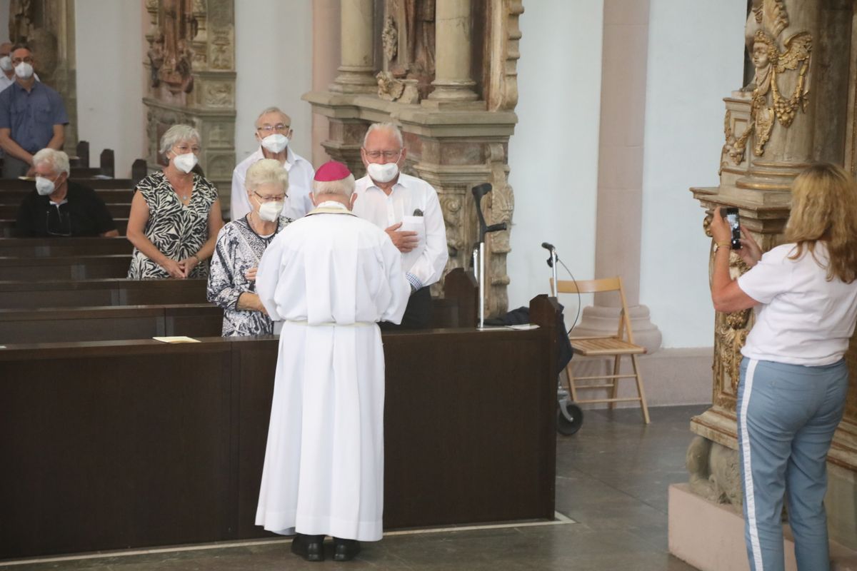 2621/0622 - Ehejubilare Gold mit Weihbischof Ulrich Boom_27872 Weihbischof Ulrich Boom feierte am Montagnachmittag, 26. Juni, einen Gottesdienst für Ehepaare, die 2020 oder 2021 ihr goldenes, diamantenes oder eisernes Ehejubiläum hatten. Im Anschluss konnten sich die Paare segnen lassen.