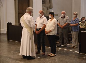 Mit rund 100 Ehepaaren aus der ganzen Diözese hat Bischof Dr. Franz Jung am Montagabend, 28. Juni, einen Gottesdienst im Würzburger Kiliansdom gefeiert. Eingeladen waren Ehejubilare, die in den Jahren 2020 und 2021 ihr silbernes Ehejubiläum feiern. Nach dem Gottesdienst ließen sich die Ehepartner von Bischof Jung und weiteren Priestern und Diakonen mit Abstand segnen.