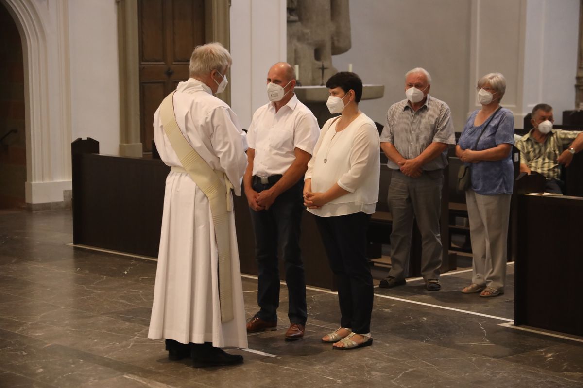 2621/0619 Ehejubilare Bischof 28. Juni Abend_27972 Mit rund 100 Ehepaaren aus der ganzen Diözese hat Bischof Dr. Franz Jung am Montagabend, 28. Juni, einen Gottesdienst im Würzburger Kiliansdom gefeiert. Eingeladen waren Ehejubilare, die in den Jahren 2020 und 2021 ihr silbernes Ehejubiläum feiern. Nach dem Gottesdienst ließen sich die Ehepartner von Bischof Jung und weiteren Priestern und Diakonen mit Abstand segnen.