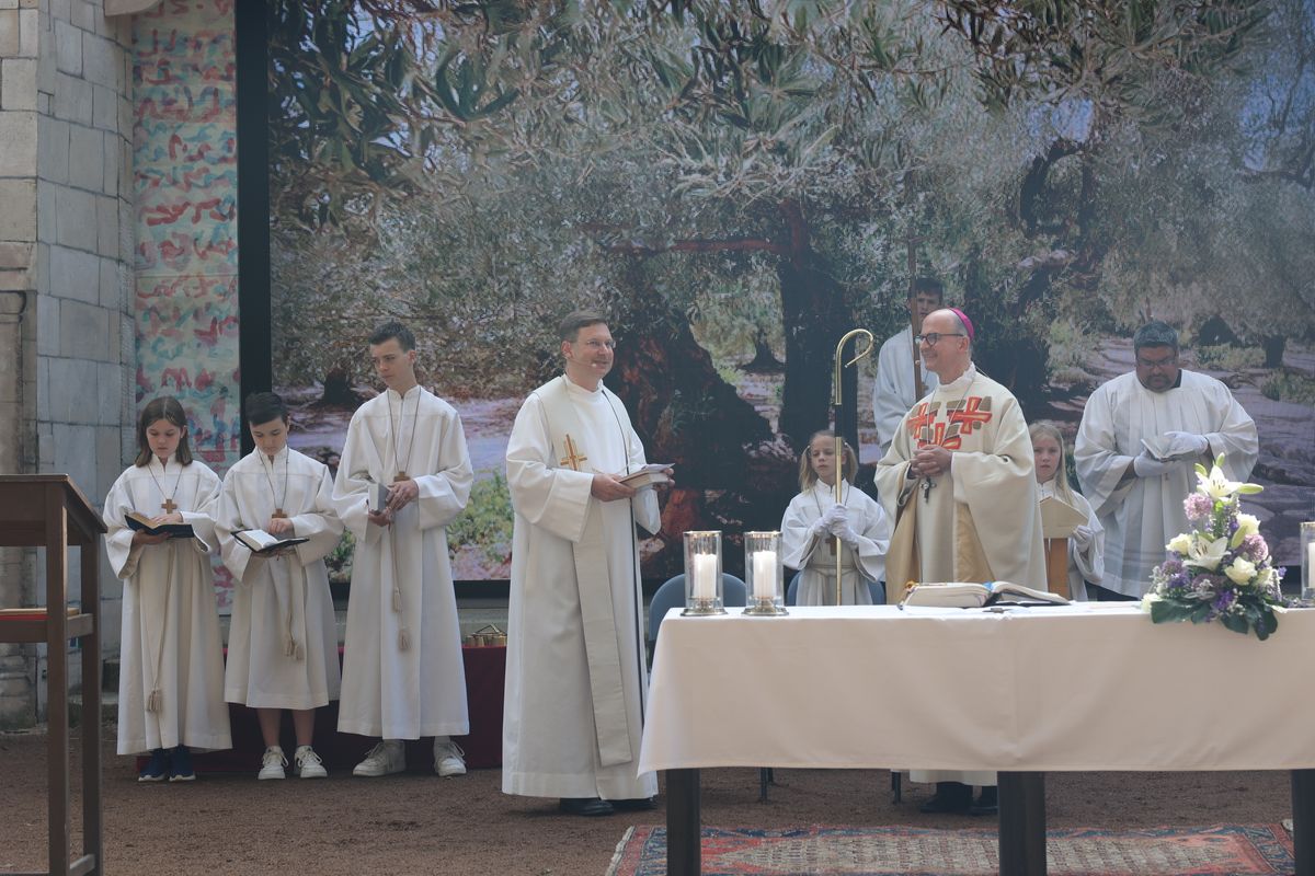 Mit einem Gottesdienst auf der Freilichtbühne hat Bischof Dr. Franz Jung die Sömmersdorfer Passionsspiele 2024 eröffnet.  Mit einem Gottesdienst auf der Freilichtbühne hat Bischof Dr. Franz Jung die Sömmersdorfer Passionsspiele 2024 eröffnet.