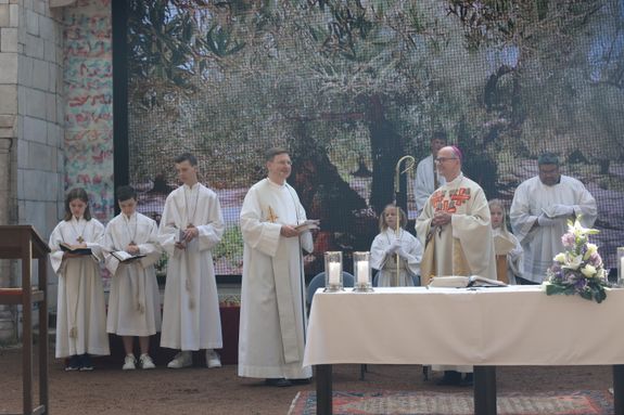Mit einem Gottesdienst auf der Freilichtbühne hat Bischof Dr. Franz Jung die Sömmersdorfer Passionsspiele 2024 eröffnet.  Mit einem Gottesdienst auf der Freilichtbühne hat Bischof Dr. Franz Jung die Sömmersdorfer Passionsspiele 2024 eröffnet.