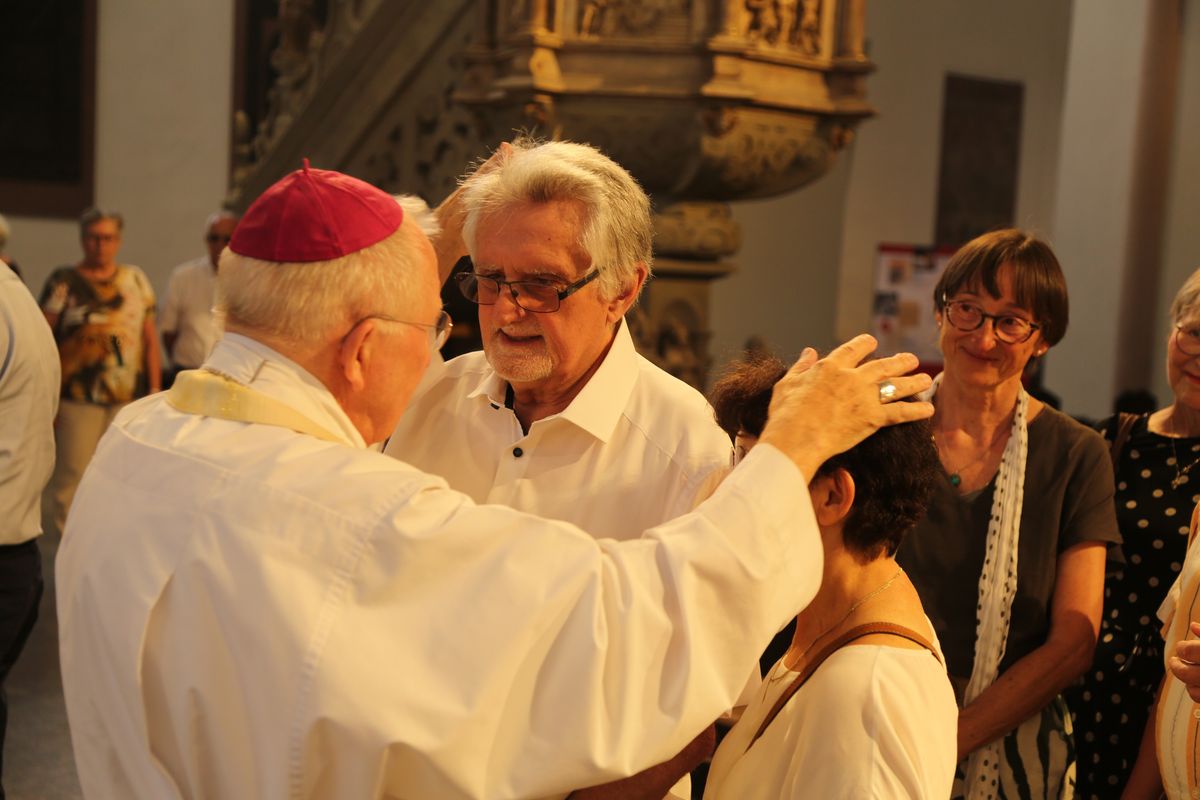 Rund 250 Ehejubilare haben am Freitagnachmittag, 4. Juli, im Kiliansdom in einem Pontifikalgottesdienst mit Weihbischof em. Ulrich Boom ihr Eheversprechen erneuert. 