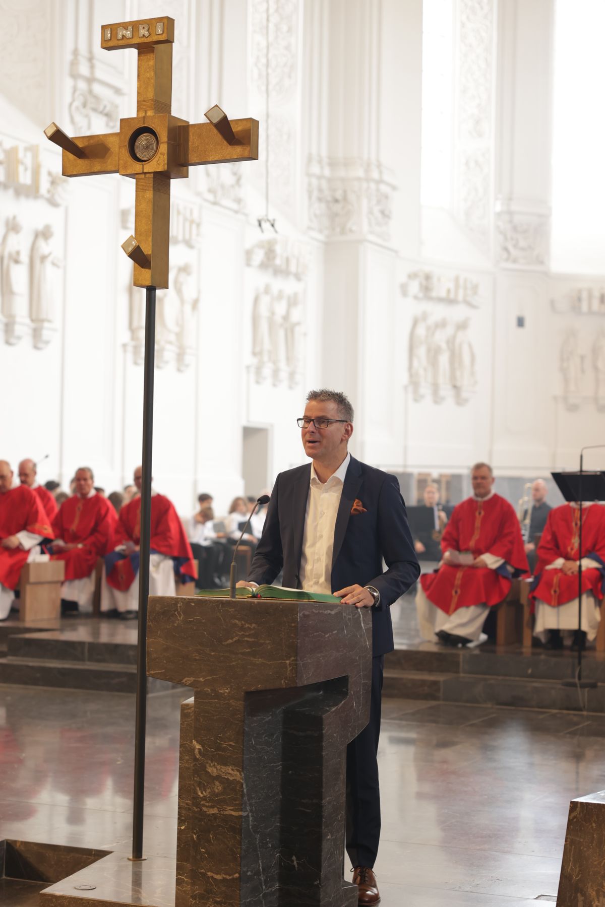 Mit einer Reliquienprozession von Sankt Burkard über die Alte Mainbrücke und einem Pontifikalgottesdienst im Kiliansdom ist am Sonntag, 6. Juli, die Kiliani-Wallfahrtswoche 2025 eröffnet worden.