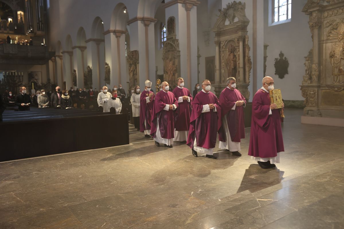 Einen adventlichen Gottesdienst für die Mitarbeitenden von Caritas und Bischöflichem Ordinariat Würzburg hat Bischof Dr. Franz Jung am Donnerstag, 16. Dezember, im Kiliansdom gefeiert.