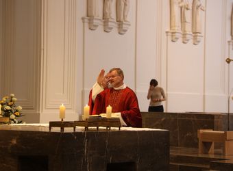 Generalvikar Dr. Jürgen Vorndran feierte am Dienstagabend, 29. Juni, einen Dankgottesdienst mit Ehejubilaren, die 2020 oder 2021 silberne Hochzeit feiern. Im Anschluss hatten die Ehepaare Gelegenheit, sich segnen zu lassen.