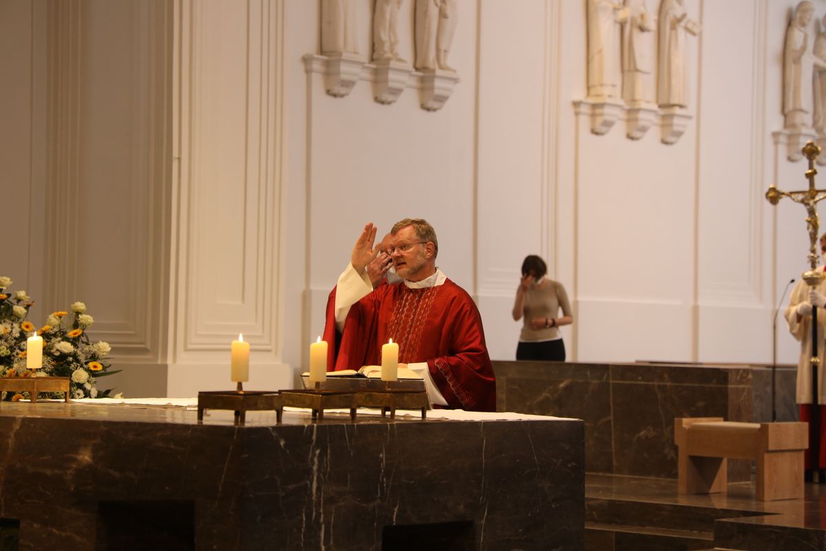 Generalvikar Dr. Jürgen Vorndran feierte am Dienstagabend, 29. Juni, einen Dankgottesdienst mit Ehejubilaren, die 2020 oder 2021 silberne Hochzeit feiern. Im Anschluss hatten die Ehepaare Gelegenheit, sich segnen zu lassen.