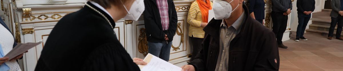 2721/0642 Umweltauditor(inn)en_28345 Bei einem ökumenischen Gottesdienst im Würzburger Neumünster überreichten Regionalbischöfin Gisela Bornowski und Dompfarrer Stefan Gessner die Zertifikate an die neuen kirchlichen Umweltauditorinnen und -auditoren.