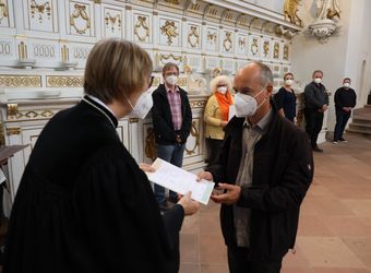2721/0642 Umweltauditor(inn)en_28345 Bei einem ökumenischen Gottesdienst im Würzburger Neumünster überreichten Regionalbischöfin Gisela Bornowski und Dompfarrer Stefan Gessner die Zertifikate an die neuen kirchlichen Umweltauditorinnen und -auditoren.