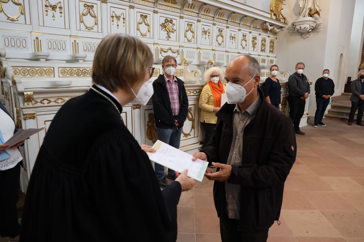 2721/0642 Umweltauditor(inn)en_28345 Bei einem ökumenischen Gottesdienst im Würzburger Neumünster überreichten Regionalbischöfin Gisela Bornowski und Dompfarrer Stefan Gessner die Zertifikate an die neuen kirchlichen Umweltauditorinnen und -auditoren.
