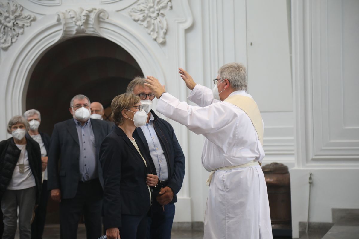 2621/0609 Ehejubilare Weihbischof Boom_27487 Weihbischof Boom und weiteren Priester und Diakone weihen Ehejubilare, die ihr goldenes, diamantenes oder eisernes Ehejubiläum feiern.