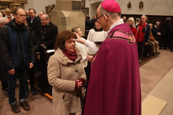 Bischof Dr. Franz Jung legte den Gläubigen das Aschekreuz auf. Bischof Dr. Franz Jung legte den Gläubigen das Aschekreuz auf.