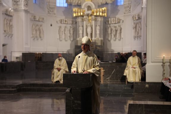 Mit der Messe vom Letzten Abendmahl am Gründonnerstag, 14. April, hat Bischof Dr. Franz Jung im Würzburger Kiliansdom die drei österlichen Tage vom Leiden und Sterben, von der Grabesruhe und der Auferstehung des Herrn eröffnet.