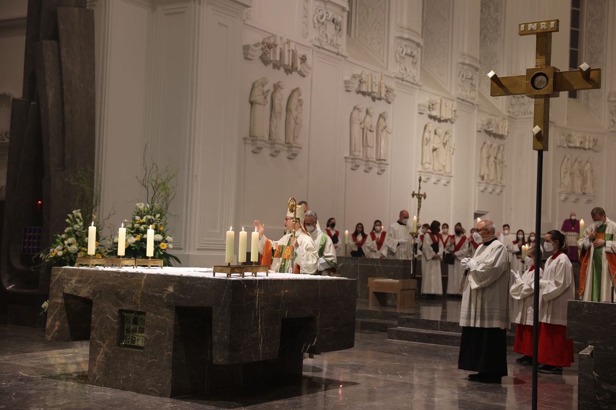 BIschof Dr. Franz Jung feiert am Samstagabend, 16. April, im Würzburger Kiliansdom die Osternacht.