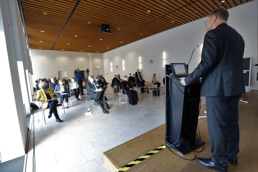 Bei einem Diözesanforum sind am Samstag, 24. Oktober, im Würzburger Burkardushaus die geografischen Umschreibungen der 40 Pastoralen Räum im Bistum Würzburg vorgestellt worden. Rechts Generalvikar Dr. Jürgen Vorndran. Bei einem Diözesanforum sind am Samstag, 24. Oktober, im Würzburger Burkardushaus die geografischen Umschreibungen der 40 Pastoralen Räum im Bistum Würzburg vorgestellt worden. Rechts Generalvikar Dr. Jürgen Vorndran.