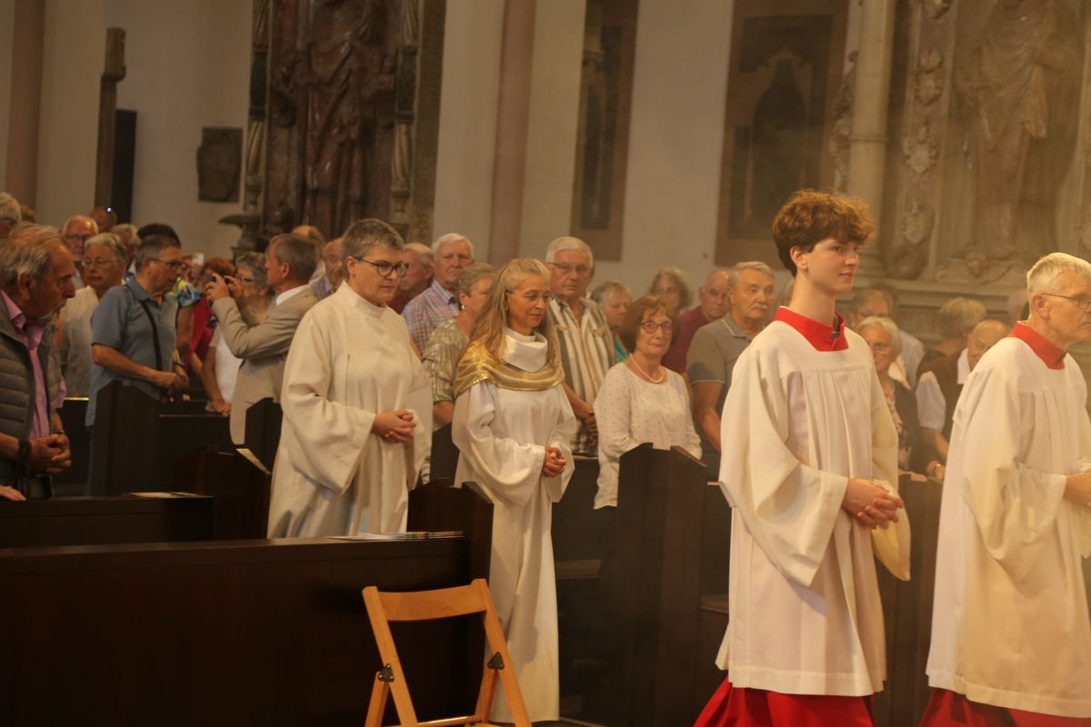 Rund 250 Ehejubilare haben am Freitagnachmittag, 4. Juli, im Kiliansdom in einem Pontifikalgottesdienst mit Weihbischof em. Ulrich Boom ihr Eheversprechen erneuert. 