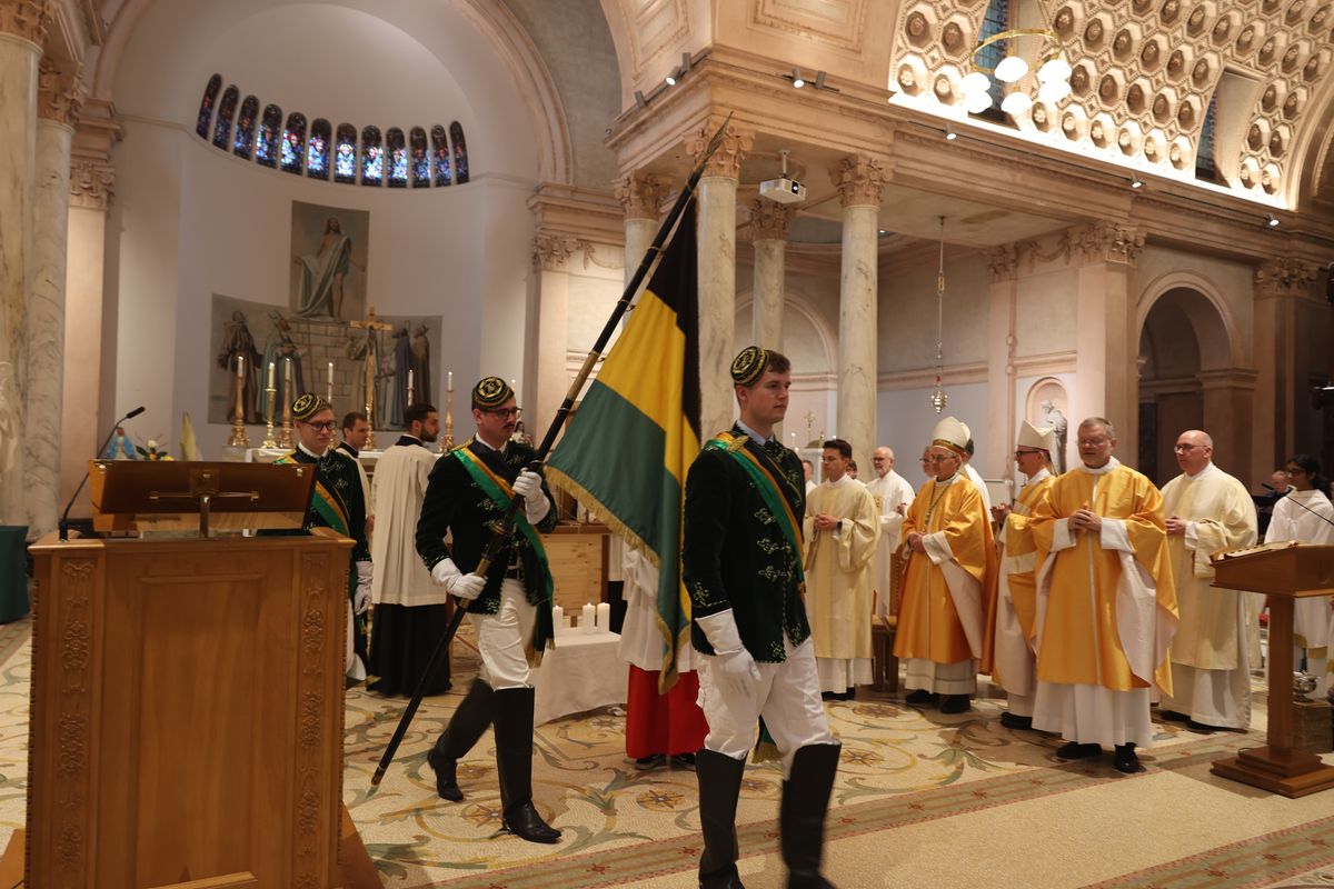 Bischof Dr. Franz Jung feierte am Sonntag, 6. Oktober, einen Gottesdienst zum Abschluss der Irlandwallfahrt mit den Reliquien der Frankenapostel in der Kathedrale von Cavan. Im Anschluss wurde der Schrein mit den Häuptern der Märtyrer für den Rücktransport nach Würzburg sicher verpackt.