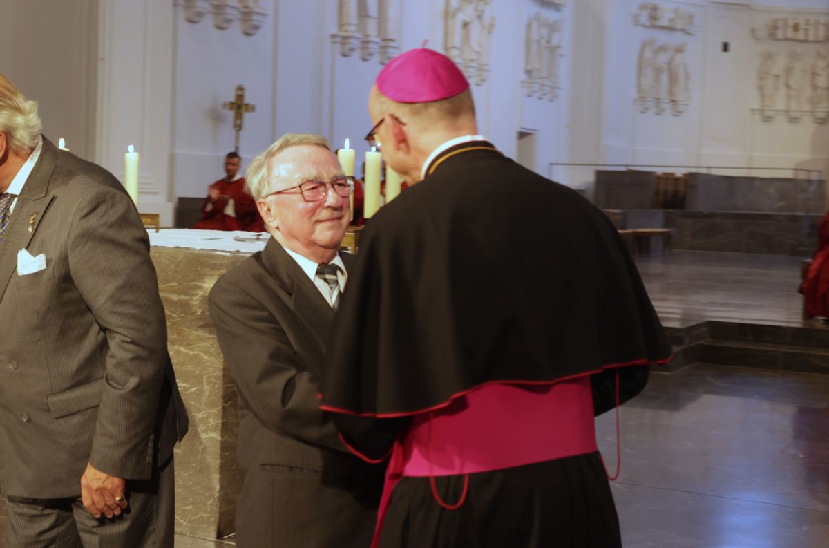Vier Männern überreichte Bischof Dr. Franz Jung am Montagabend, 7. Juli, im Würzburger Kiliansdom im Namen von Papst Leo den päpstlichen Silvesterorden: Norbert Baumann, Dr. Harald Ebert, Hans-Georg von Mallinckrodt und Professor Dr. Klaus Reder.