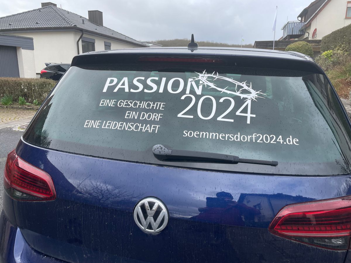 Mit Heckfensteraufklebern wie diesem wird für die Sömmersdorfer Passionsspiele geworben. Mit Heckfensteraufklebern wie diesem wird für die Sömmersdorfer Passionsspiele geworben.