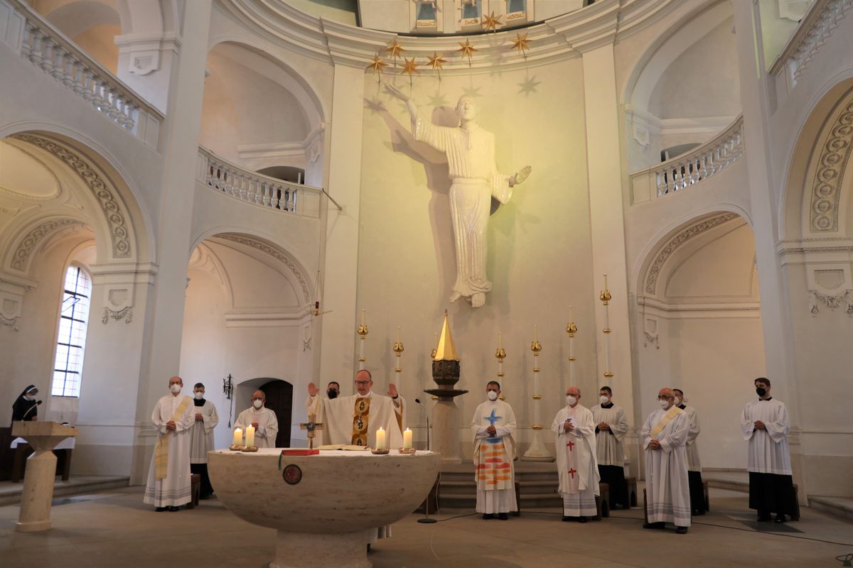 Bei einem feierlichen Gottesdienst in der Seminarkirche Sankt Michael in Würzburg mit Bischof Dr. Franz Jung am Montagabend, 26. Juli, sind Regens Stefan Michelberger und Subregens Stefan Fleischmann verabschiedet und Regens Peter Göttke offiziell begrüßt worden. 