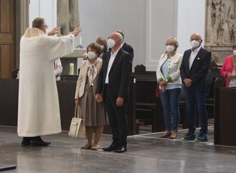 Im Anschluss an den Ehejubilarsgottesdienst mit Weihbischof Ulrich Boom am Freitagvormittag, 2. Juli, konnten sich die Paare von ihm und weiteren Priestern und Diakonen segnen lassen.