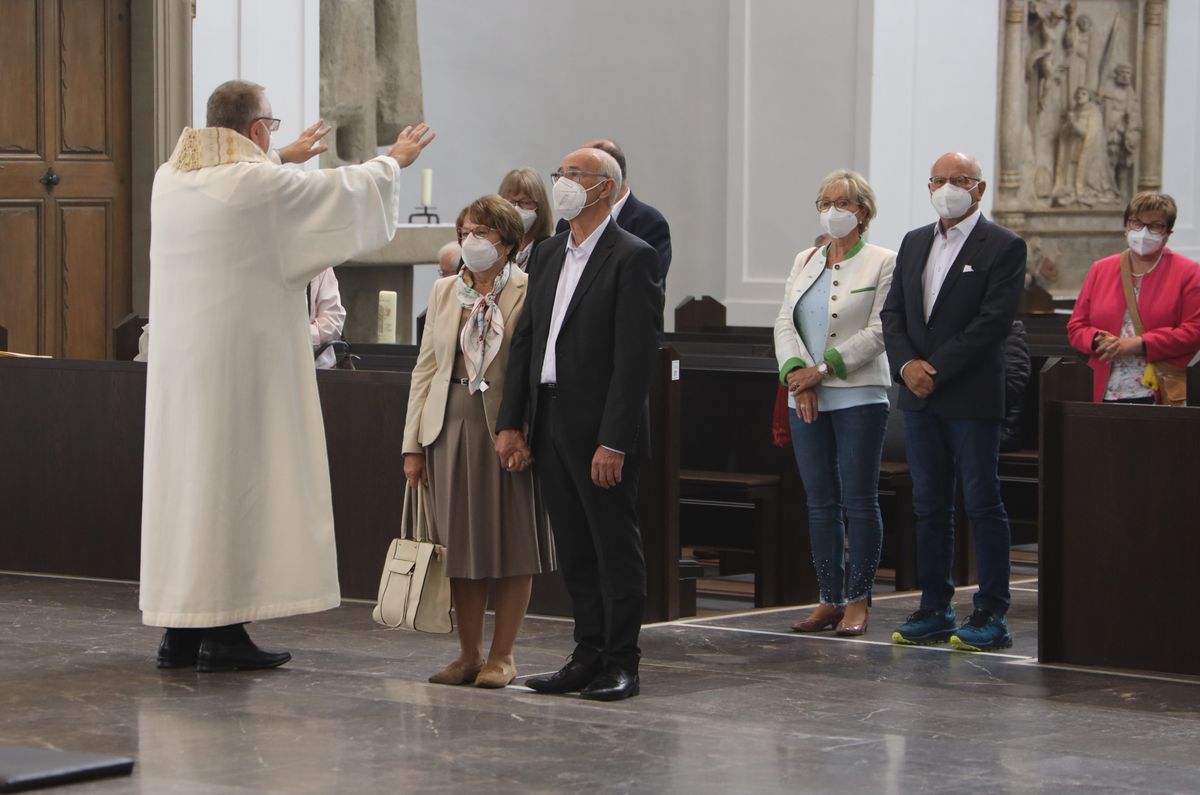 2721/0646 Ehejubilare Freitag, 2- Juli vormittags WB Boom_28451 Im Anschluss an den Ehejubilarsgottesdienst mit Weihbischof Ulrich Boom am Freitagvormittag, 2. Juli, konnten sich die Paare von ihm und weiteren Priestern und Diakonen segnen lassen.