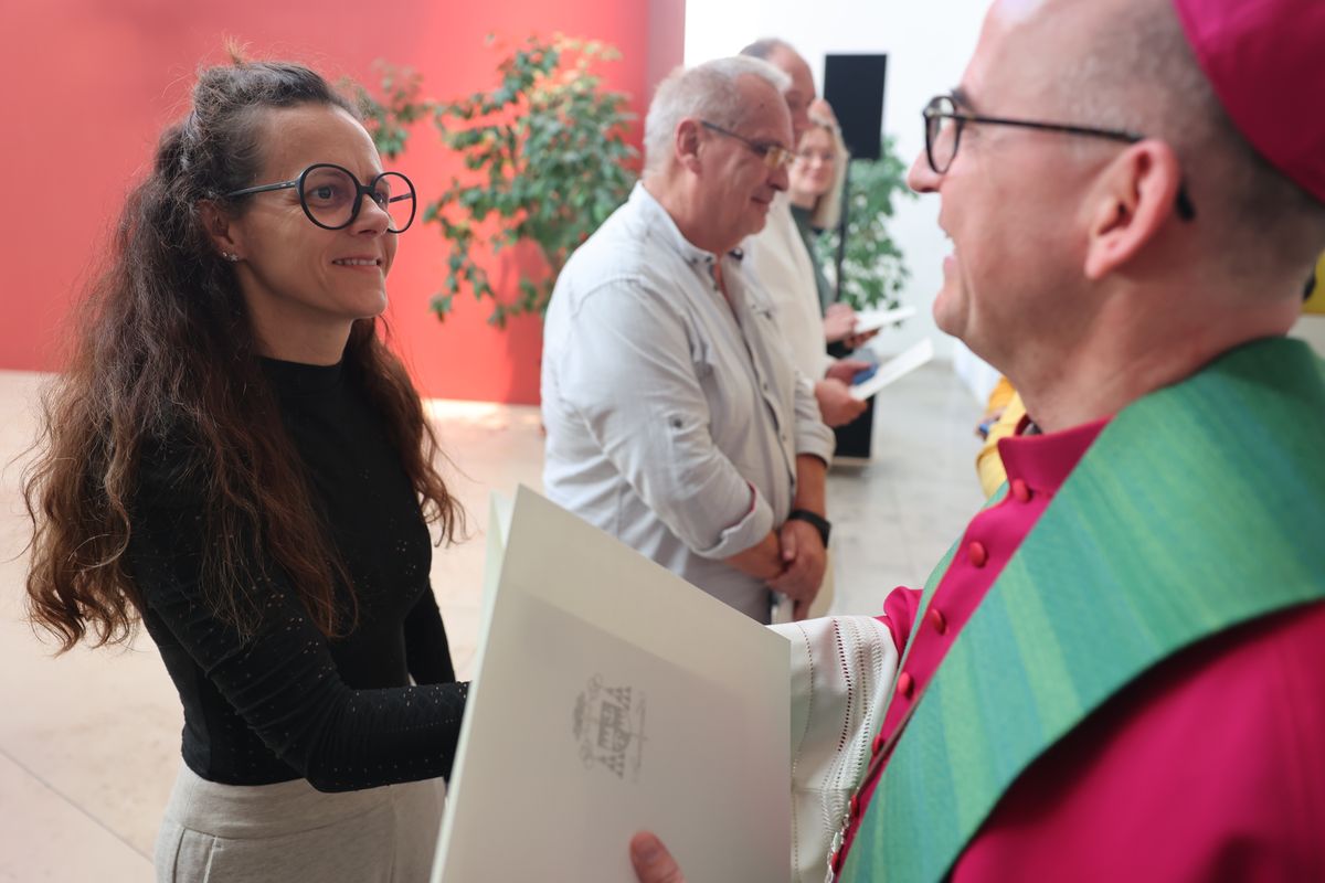 Bei einem Gottesdienst in der Jugendkirche Würzburg hat Bischof Dr. Franz Jung am Freitag, 25. Oktober, insgesamt 47 Personen für die Schulpastoral beauftragt.