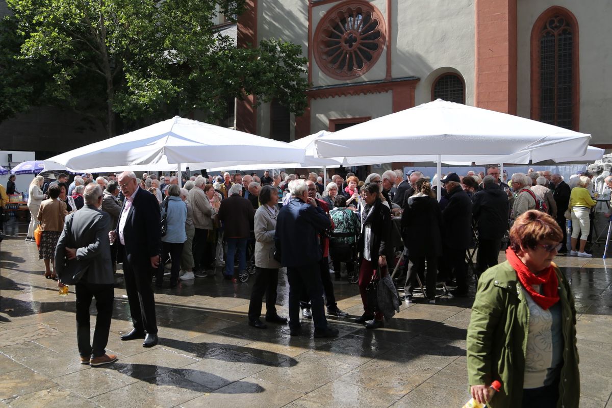 Bischof Dr. Franz Jung hat am Donnerstagnachmittag, 4. Juli, mit etwa 320 Paaren im Kiliansdom ihr goldenes oder diamantenes Ehejubiläum gefeiert.