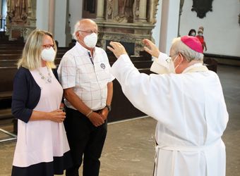 Bischof em. Dr. Friedhelm Hofmann feierte am Mittwochvormittag, 23. Juni, im Kiliansdom einen Pontifikalgottesdienst für Ehejubilare, die in den Jahren 2020 und 2021 auf 50, 60 oder 65 gemeinsame Jahre zurückblicken.