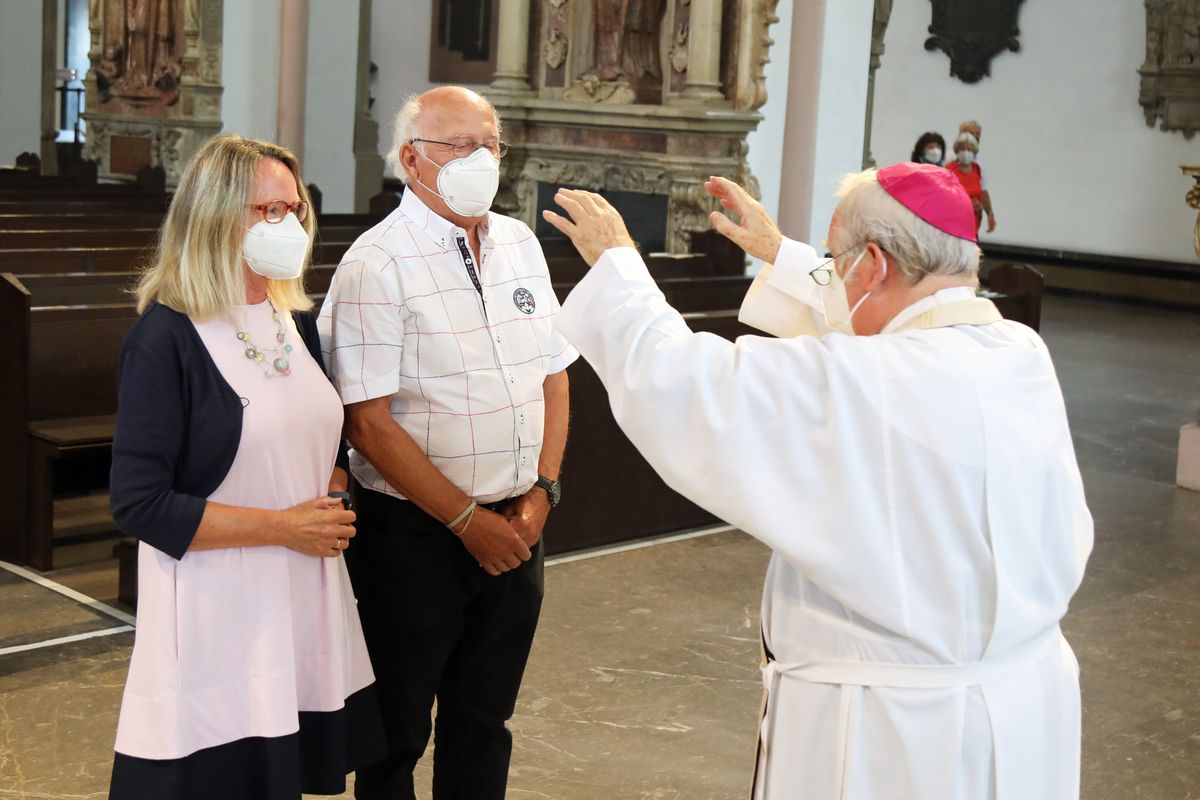 Bischof em. Dr. Friedhelm Hofmann feierte am Mittwochvormittag, 23. Juni, im Kiliansdom einen Pontifikalgottesdienst für Ehejubilare, die in den Jahren 2020 und 2021 auf 50, 60 oder 65 gemeinsame Jahre zurückblicken. Bischof em. Dr. Friedhelm Hofmann feierte am Mittwochvormittag, 23. Juni, im Kiliansdom einen Pontifikalgottesdienst für Ehejubilare, die in den Jahren 2020 und 2021 auf 50, 60 oder 65 gemeinsame Jahre zurückblicken.