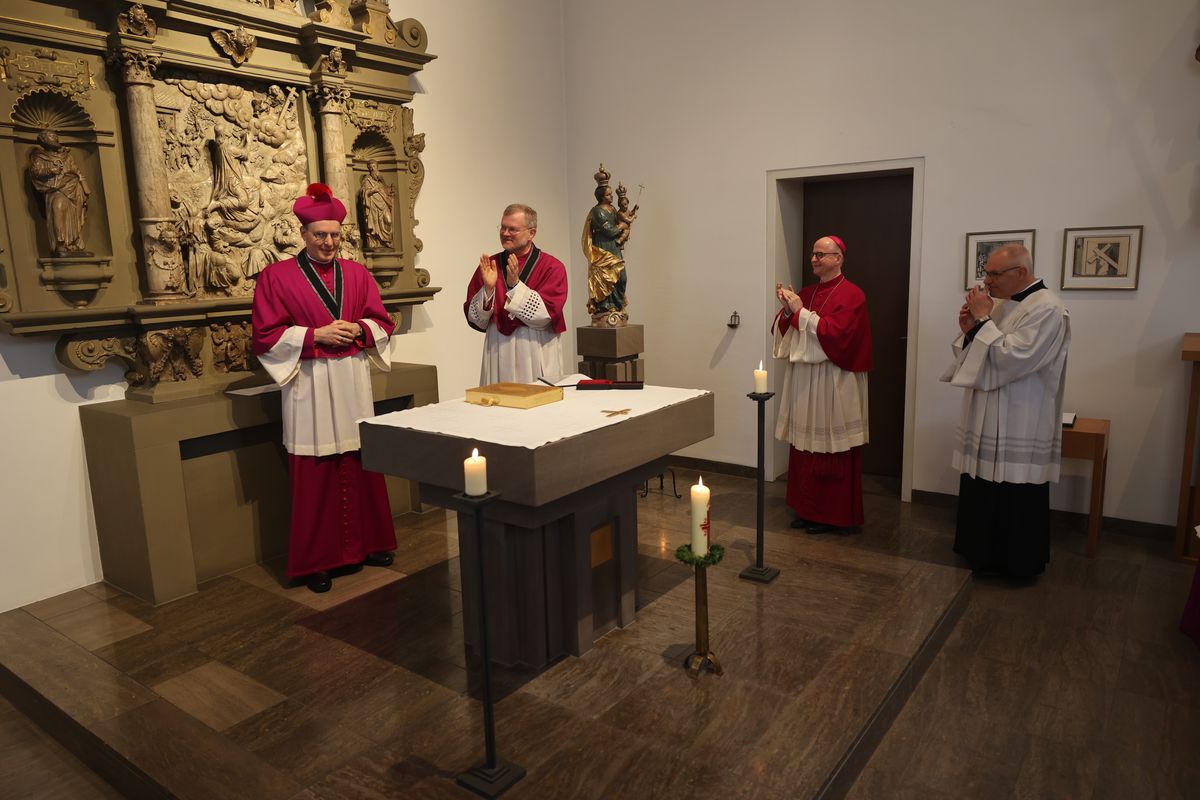 Weihbischof Paul Reder ist am Freitag, 10. Mai, offiziell in sein Amt als Dompropst eingeführt worden - zunächst in der Kapelle des Bischofshauses, dann bei einem Pontifikalgottesdienst im Kiliansdom. Dabei wurde besonders an Bischof em. Dr. Paul-Werner Scheele erinnert, der am 10. Mai 2019 starb.